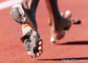 funny_sports_track_and_field_barefoot_running_m1001