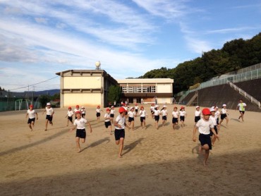 再び小学校で裸足教育を